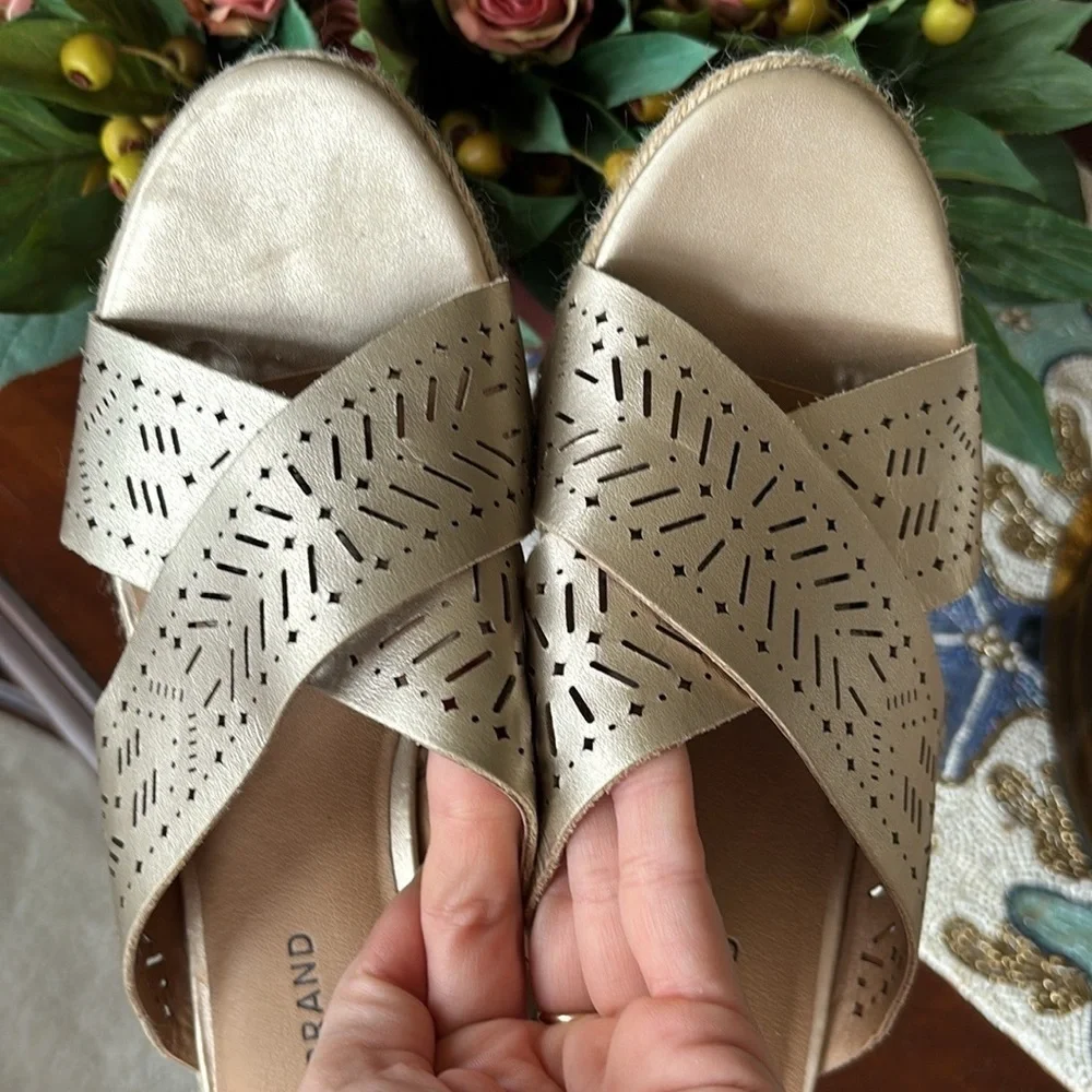 Brand New Lucky Brand Keela Genuine Leather Metallic Gold Tone Laser Cut Sandals
